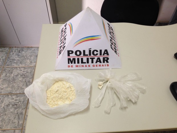 Droga foi encontrada com os autores após abordagem da PM (Foto: Polícia Militar/Divulgação)