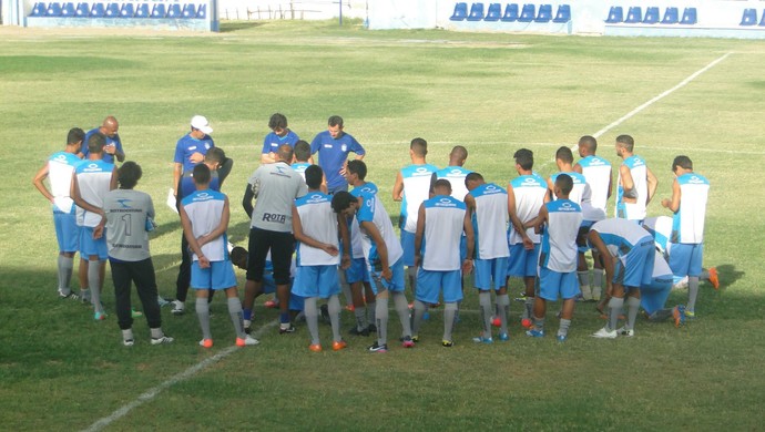 Técnico Reginaldo Sousa conversa com jogadores do Ypiranga-PE (Foto: Geraldo Moura / Divulgação)