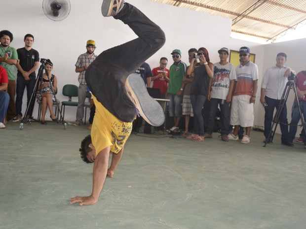 Batalha de hip hop teve apresentação de breackdance (Foto: Abinoan Santiago/G1)