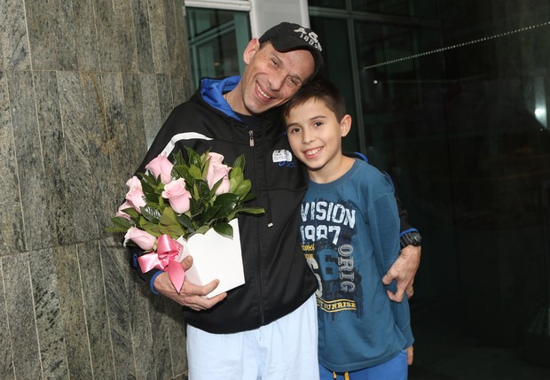 Rafael Ilha com o filho Cauã (Foto: Iwi Onodera / Ego)