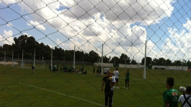Alex levou o filho pequeno e bateu bola com ele antes do treino do Coritiba (Foto: Gabriel Hamilko / GloboEsporte.com)