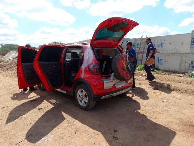 Soldado da PM foi encontrado morto em porta-malas de carro em Feira de Santana (Foto: Ney Silva/Acorda Cidade)