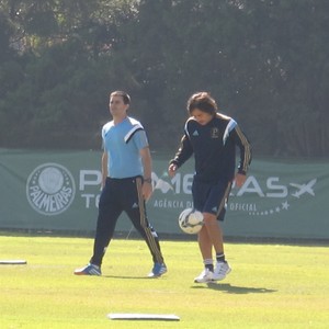 Valdivia reaparece de bigode e faz treinamento físico no Palmeiras