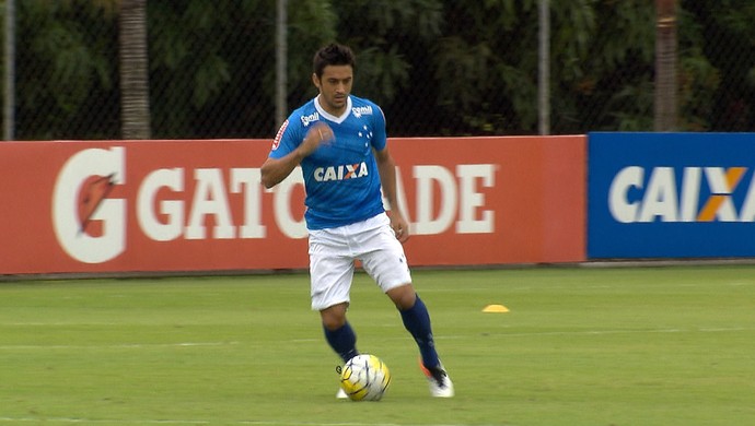 Robinho fez primeiro treino com bola na Toca da Raposa II, neste sábado (Foto: Reprodução TV Globo)