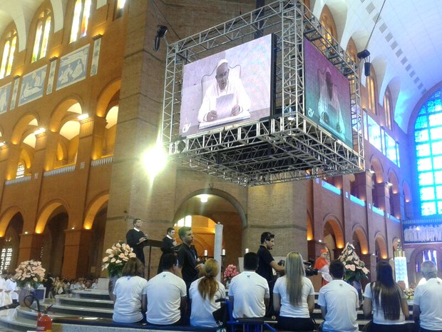Papa Francisco fala com os fieis por meio do telão durante o terço &#39;via satélite&#39; em Aparecida. (Foto: Suellen Fernandes/G1)