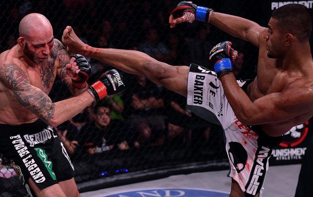 Douglas Lima e Ben Sauders no Bellator 100 (Foto: Reprodução / Facebook)