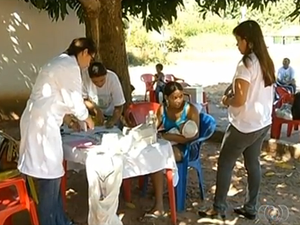 Enfermeiros atendem debaixo de unidade porque povoado não tem unidade de saúde, em Araguaína (Foto: Reprodução/TV Anhanguera)