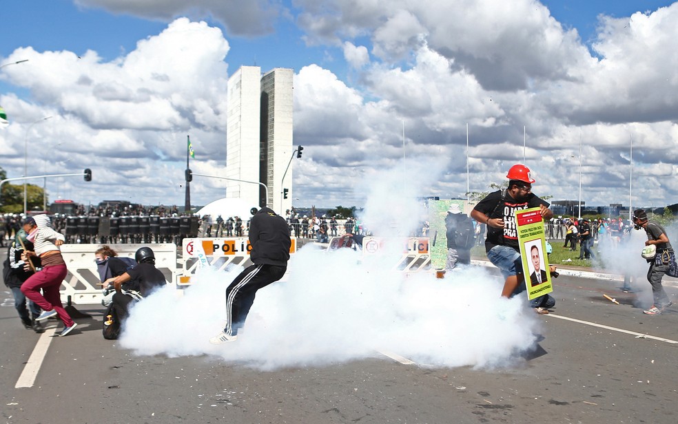 Manifestantes protestam contra Temer na Esplanada dos Ministérios, em imagem de maio (Foto: Wilton Junior/Estadão Conteúdo)