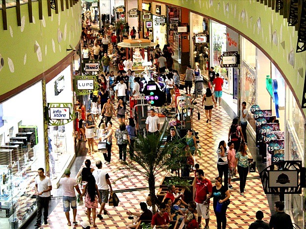 Movimento foi intenso em shopping da Zona Centro-Sul de Manaus (Foto: Marcos Dantas / G1)