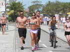 Mayra Cardi corre de shortinho e com os amigos em praia do Rio 
