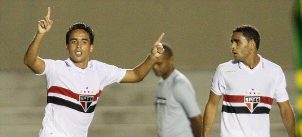 Jadson gol São Paulo x Goiás (Foto: Carlos Costa / Futura Press)
