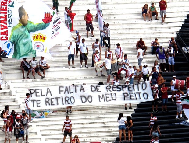 torcida do Fluminense protesto faixa (Foto: Edgard Maciel )