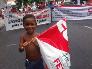 Fernando Soares, 4 anos, acompanhou o pai na passeata. (Foto: Thais Rezende/ G1)