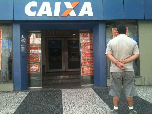 Clientes só descobriram a greve ao chegar à porta dos bancos (Foto: Fernando Castro/G1)