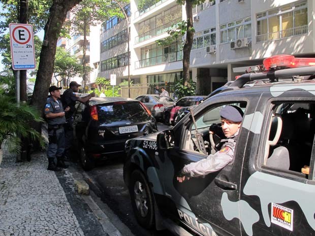 Na entrada do prédio do governador, PMs, um carro da Tropa de Choque e seguranças à paisana (ao fundo) (Foto: Bernardo Tabak/G1)