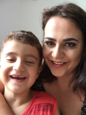 Cássia Coelho e o filho Mateus Coelho, que obteve liberação para importação do canabidiol, em Goiânia, Goiás (Foto: Arquivo pessoal/Cássia Coelho)