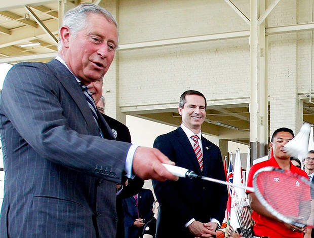 Príncipe Charles durante visita a atletas no Canadá (Foto: Reuters)