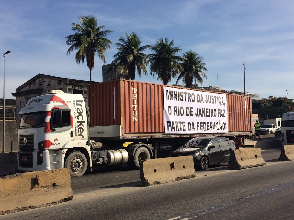 Caminhoneiros seguem na pista sentido Centro da Avenida Brasil (Foto: Fernanda Rouvenat / G1)