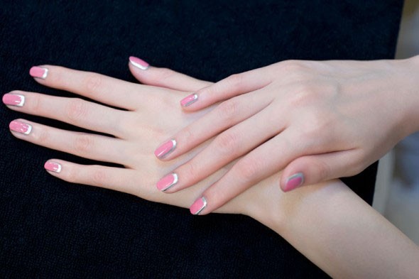 A nail art-desejo desfilada pela Chanel, na semana de alta-costura inverno 2012/13 (Foto: Reprodução)