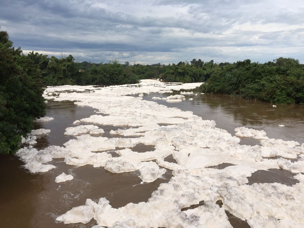 Após temporal, rio Tietê é encoberto por espuma no trecho de Salto (Foto: João Conti/Arquivo Pessoal)