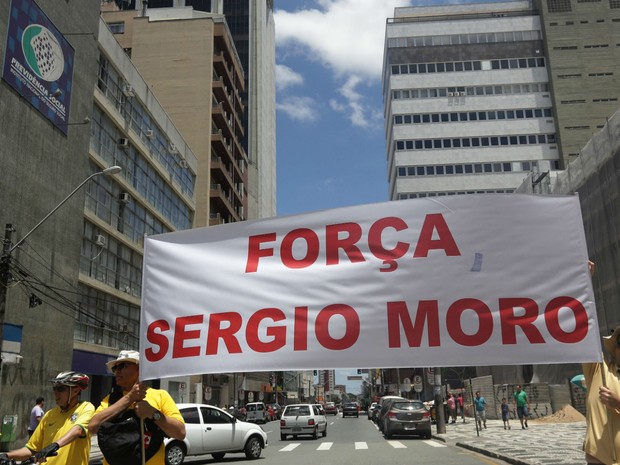 Faixas apoiavam o juiz da Operaçaõ Lava Jato Sérgio Moro em Curitiba (Foto: Giuliano Gomes/PR PRESS)