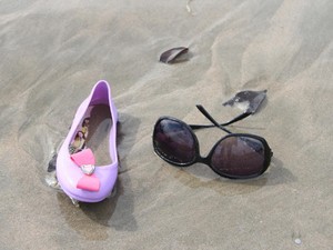 Óculos de sol e sapato infantil surgiram no mar de Itanhaém (Foto: Divulgação / Prefeitura de Itanhaém)