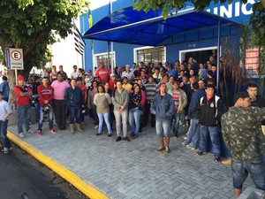 Trabalhadores se reuniram na Câmara Municipal antes de passeata (Foto: Murilo Zara/TV Fronteira)