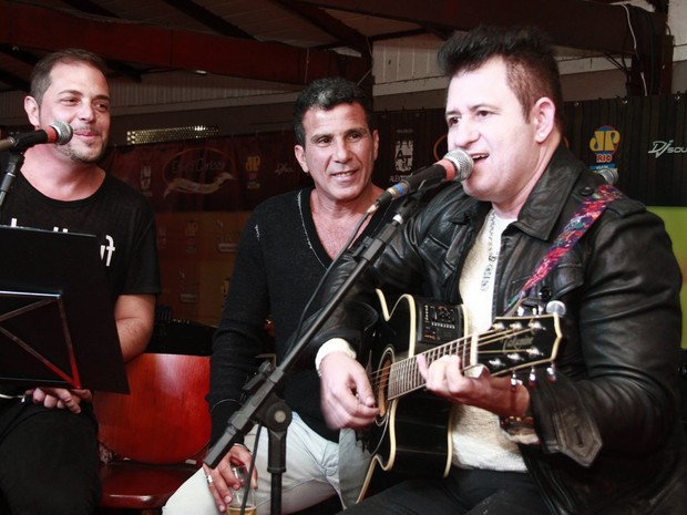 Conrado, Eri Johnson e Marrone cantam em restaurante no Rio (Foto: Isac Luz/ EGO)