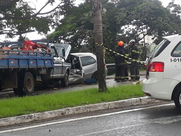 Batida entre caminhão, carro e motocicleta deixa feridos em São José dos Campos neste sábado (18). (Foto: Júlio Carvalho/Vanguarda Repórter)