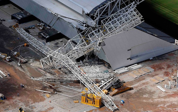 acidente estádio Corinthians obras (Foto: Reuters) acidente estádio Corinthians obras (Foto: Reuters)