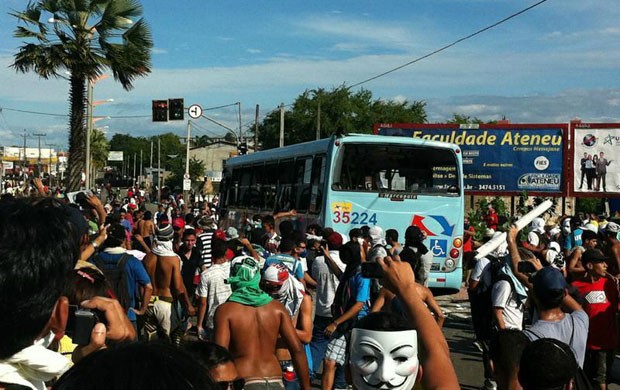 Ônibus quebrado (Foto: André Teixeira/G1)