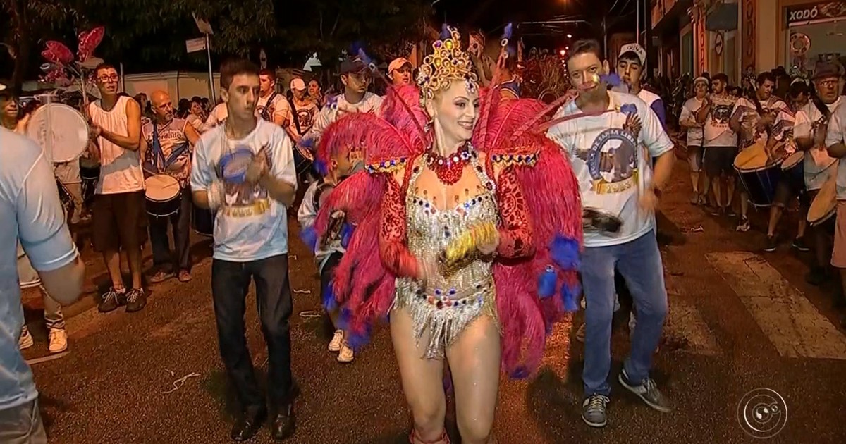 Escolas de samba de Angatuba desfilam mesmo sem competição - Globo.com
