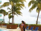 Ex-BBB Amanda posa de biquíni à beira da piscina em Miami