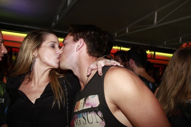 Dani Winits e Amaury se beijam  (Foto: Isac Luz / EGO)