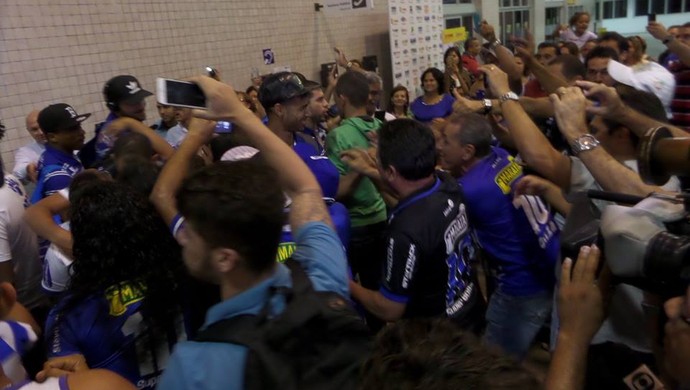 Torcida lotou o Aeroporto Santa Maria na chegada do Confiança (Foto: Reprodução/Facebook- ADC)