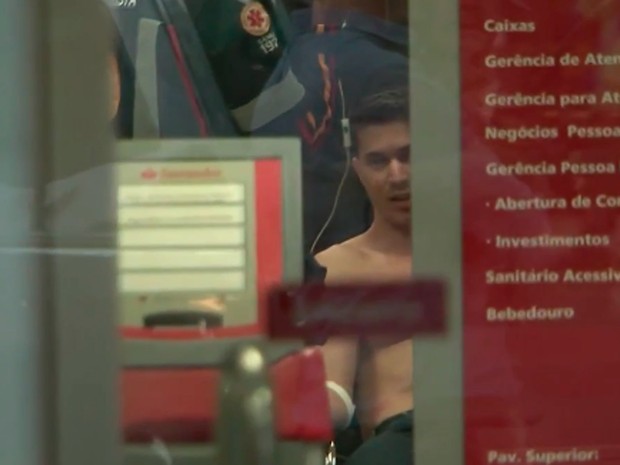 Bancário ficou mais de 20 horas com explosivos amarrados ao corpo em Barreiras, na Bahia (Foto: Polícia Militar / Divulgação) Bancário ficou mais de 20 horas com explosivos amarrados ao corpo em Barreiras, na Bahia (Foto: Polícia Militar / Divulgação)