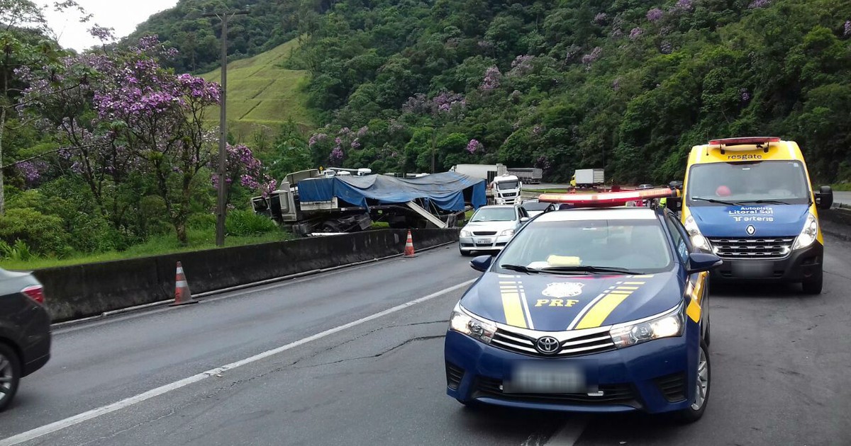 G1 Acidente caminhão em trecho da BR 376 em Guaratuba causa