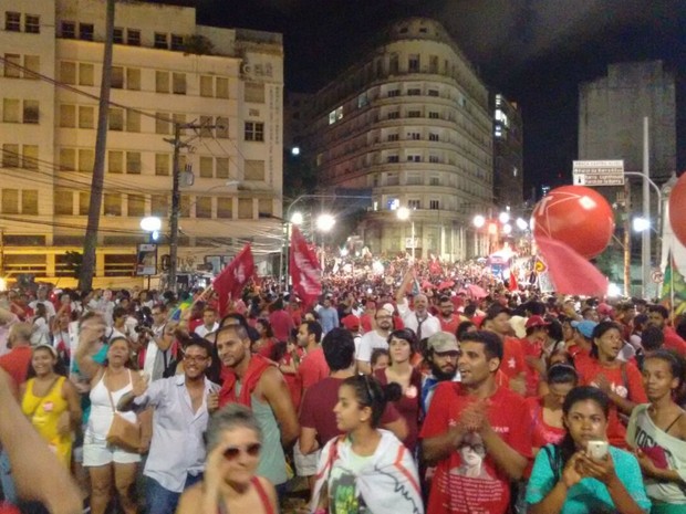 Manifestantes começaram a chegar na Praça Castro Alves, pouco depois das 18h (Foto: Maiana Belo/G1 Bahia)
