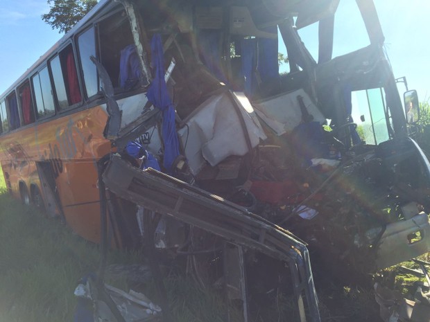 Colisão frontal entre os dois ônibus deixou mortos e feridos na SP-563 (Foto: Mateus Tarifa/TV Fronteira)