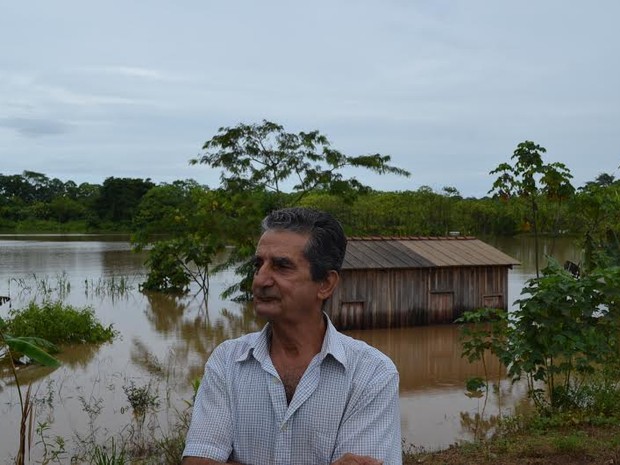 Domingos Rangel vê casa alagada onde morava alagada (Foto: Dayanne Saldanha/G1)