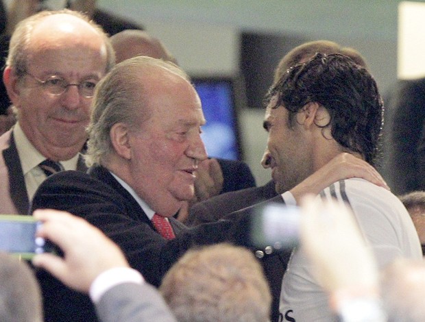 Rei Juan Carlos e  Raul Real Madrid (Foto: Agência EFE)