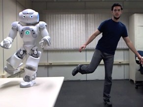 Nao: robô humanóide que é capaz de imitar movimentos corporais humanos (Foto: Divulgação / Fernando Zuher)