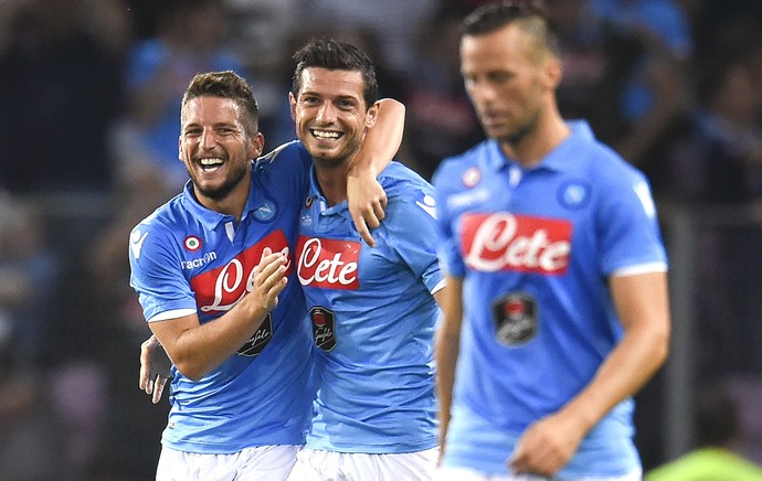 Blerim Dzemaili e Dries Mertens comemoram gol do Napoli contra Barcelona (Foto: Agência AFP ) Blerim Dzemaili e Dries Mertens comemoram gol do Napoli contra Barcelona (Foto: Agência AFP )