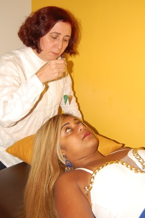 Cariúcha faz hipnose. (Foto: André Cabral / RG Press Assessoria)