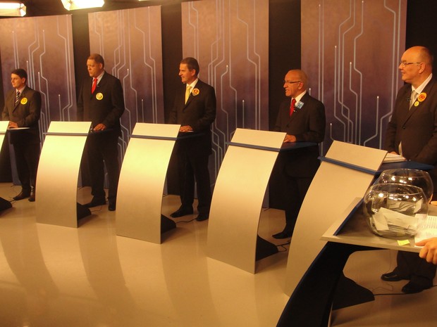Candidatos de Caxias do Sul aguardam início do debate (Foto: Rodrigo Cordeiro/RBS TV)