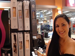 A vendedora Johana Quintero em loja de apliques de cabelo em Miami; brasileiras são 80% da clientela (Foto: Flávia Mantovani/G1)