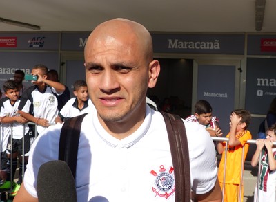 Fábio Santos se diz tranquilo, mas espera renovação 