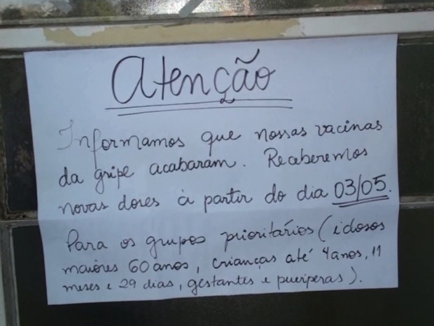 Postos colocaram avisos depois do término das vacinas em estoque (Foto: João Furlan/EPTV)