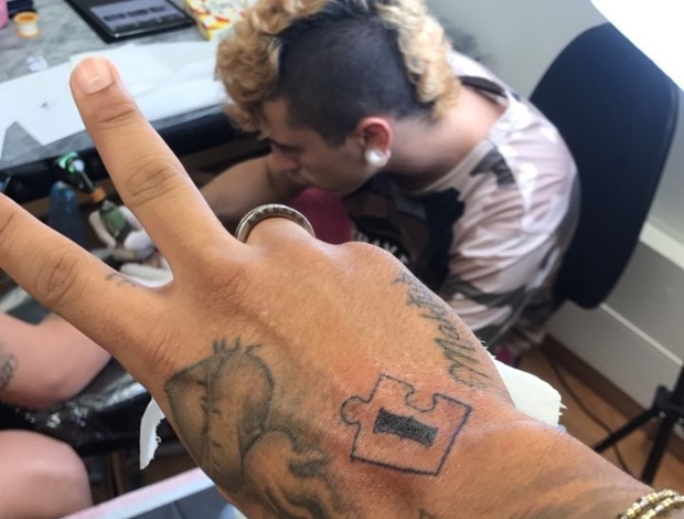 amigos de neymar fazem tatuagem