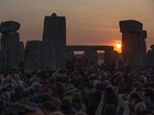 Milhares de pessoas se reúnem em Stonehenge para celebrar o solstício